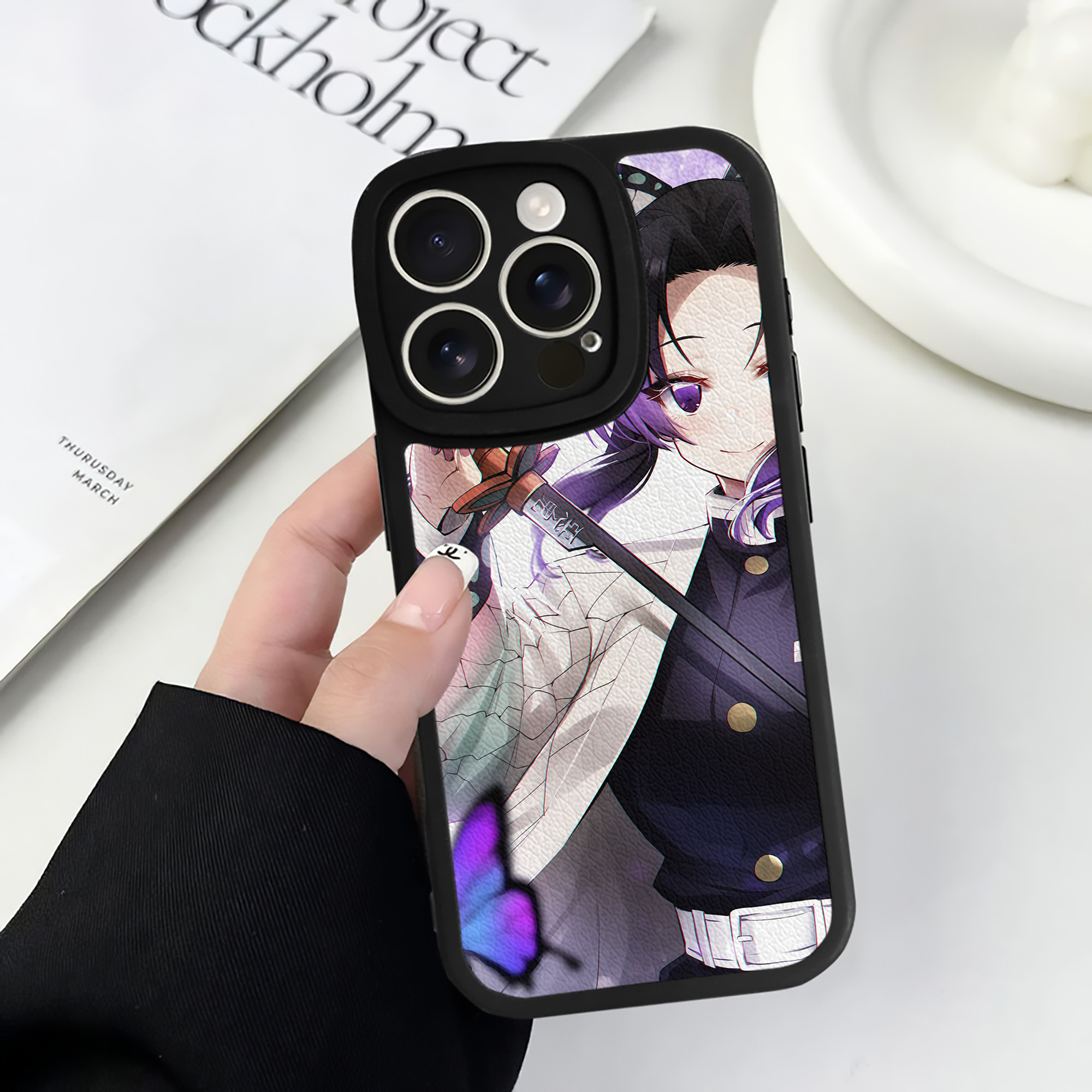 （画像用） 鬼滅の刃（きめつのやいば）蟲柱-胡蝶 しのぶ／こちょう しのぶ Kochou Shinobu 【iPhone 16シリーズ対応】シリコンスマホケース（レザー調） 材質：シリコン